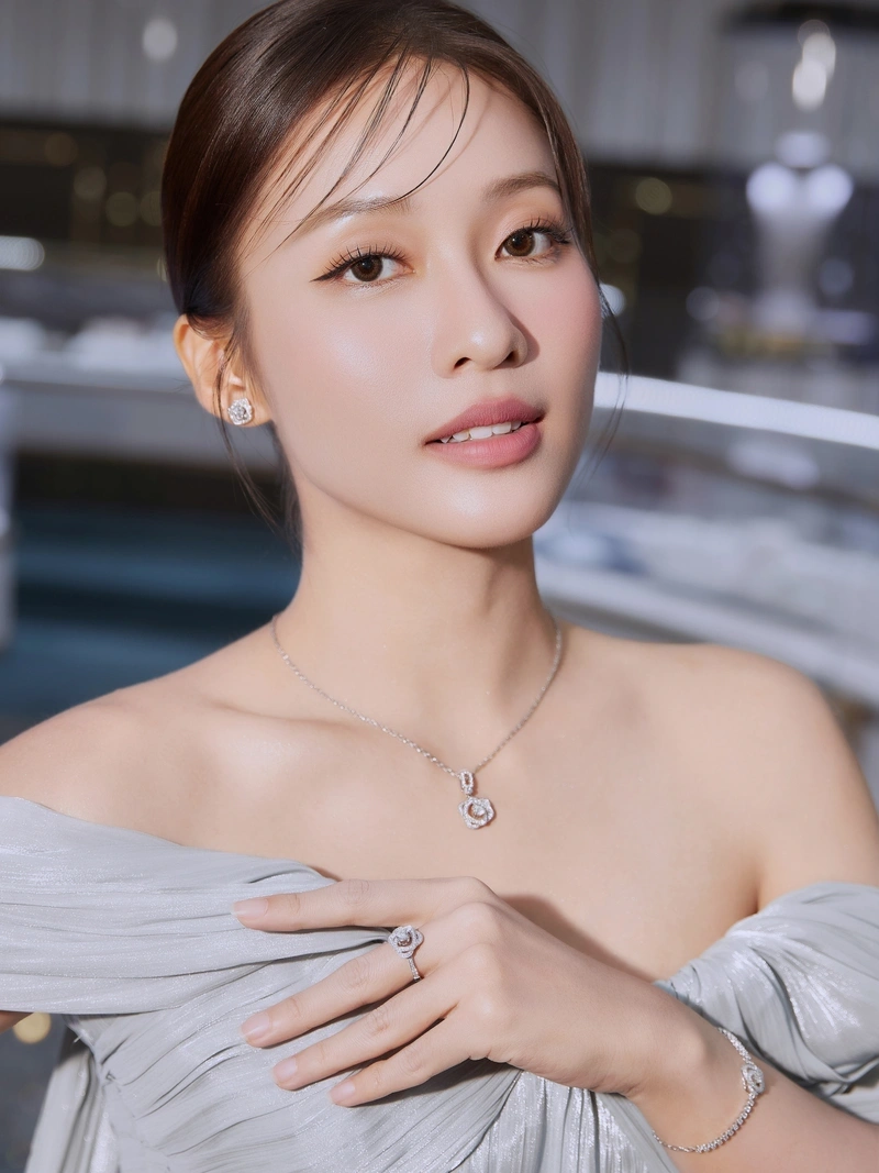 Hình Khả Ngân sexy lộ hàng nóng bỏng