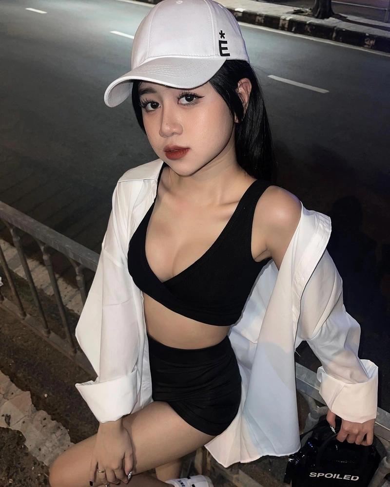 Hình Lê Kim Loan bikini sexy mông to quyến rũ
