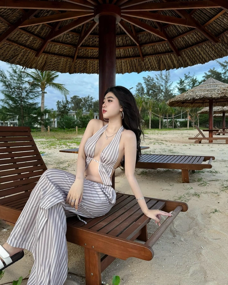 Hình Lê Kim Loan bikini sexy với vòng một căng tròn nóng bỏng