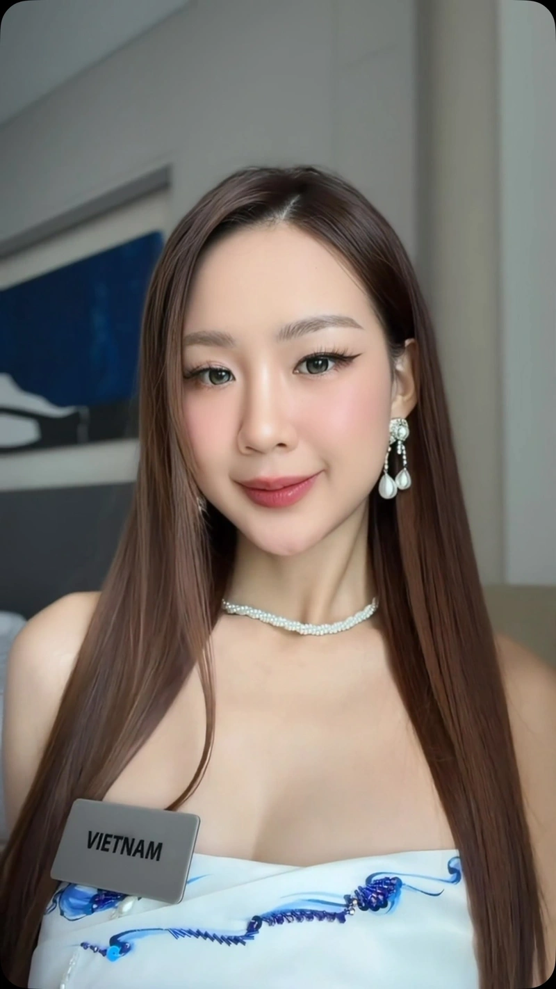 Hình Lê Nguyễn Bảo Ngọc khoe ngực khủng trong trang phục bikini