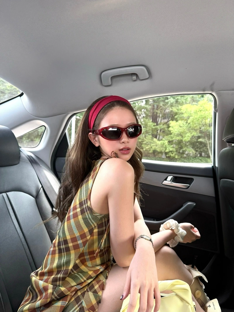Hình Linh Ka sexy vòng một tròn đầy