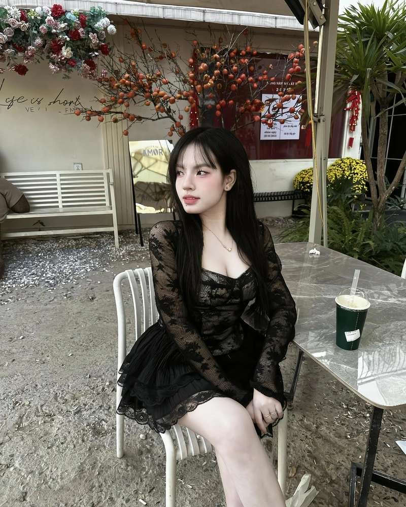 Hình Linh Tây bikini sexy mông tròn đầy đặn