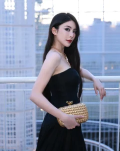 Hình Linh Trương gợi cảm nổi bật cuốn hút