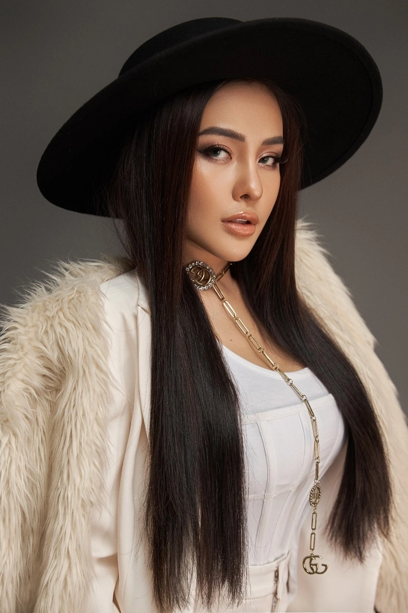 Hình Ngân 98 khoe hàng vòng 3 nóng bỏng
