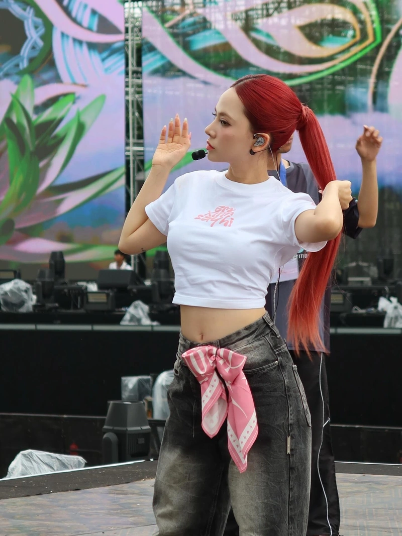 Hình Ngô Lan Hương show vòng ba tròn đầy nóng bỏng