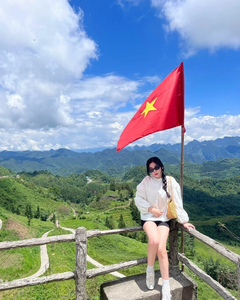 Hình Nguyễn Ngọc Quỳnh gợi cảm duyên dáng