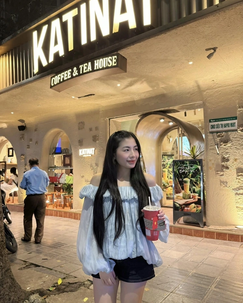 Hình Nguyễn Ngọc Quỳnh sexy táo bạo