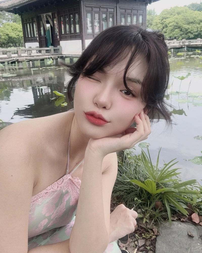 Hình Nhật Hạ bikini sexy lưng trần hút hồn