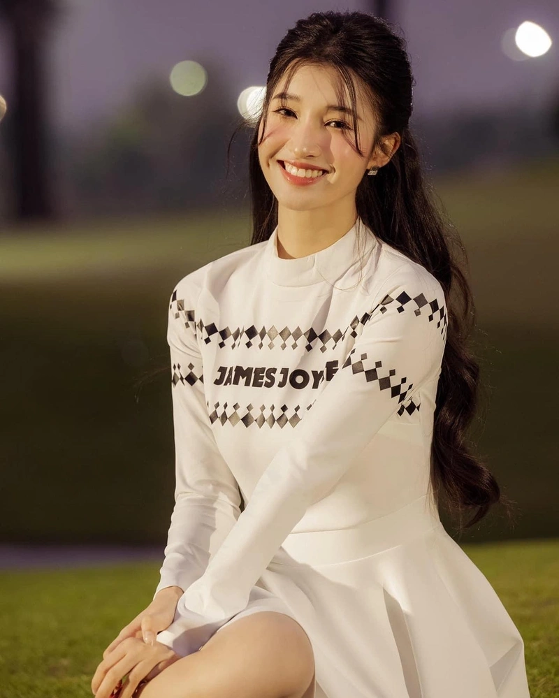 Hình Phương Nhi góc chính diện khoe mông quyến rũ