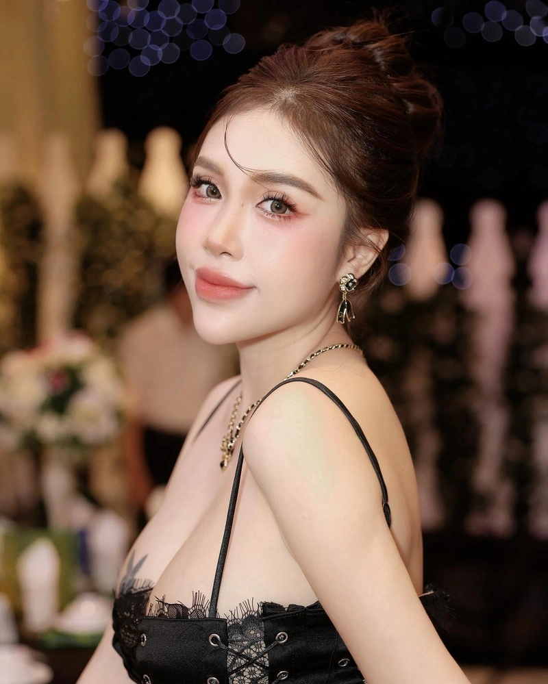 Hình Pinky Bảo Trân bikini full HD đít quyến rũ