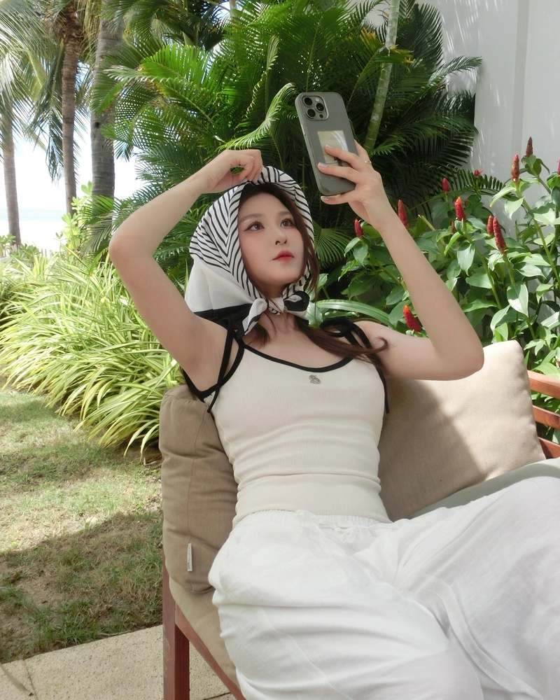Hình Ribi Sachi mặc bikini mỏng manh gợi cảm