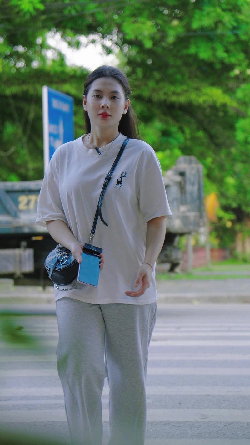 Hình TikToker Uyenbeu2006 sexy khoe vòng ba tròn đầy