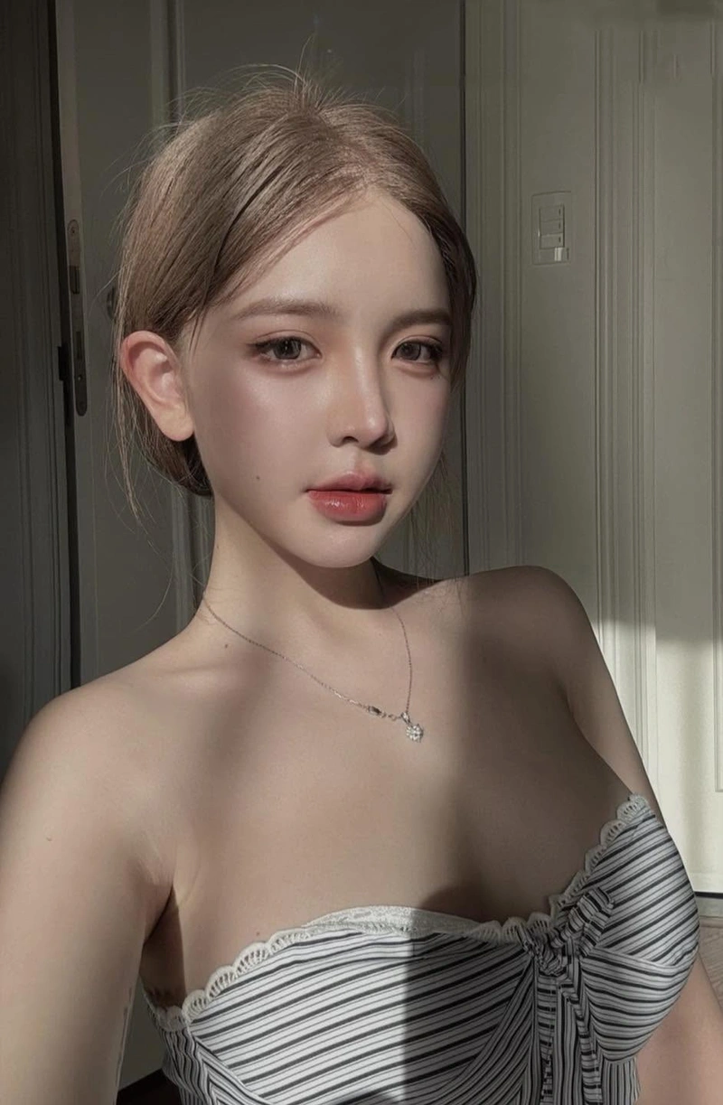 Hình Trần Huyền Châu bikini sexy duyên dáng