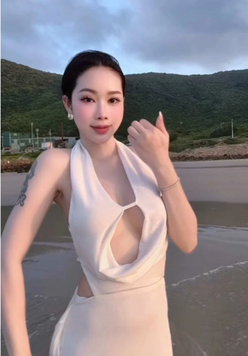 Hình Tuệ Vy Tiktoker gợi dục khoe thân không che