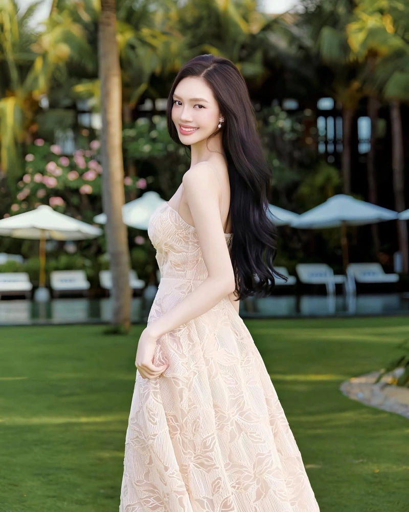 Hình ảnh Đan Phượng mặc bikini xanh khoe mông tròn căng