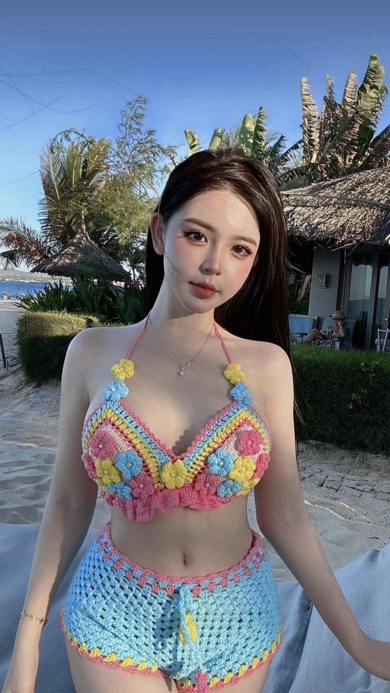 Hình ảnh Trần Huyền Châu bikini thanh lịch