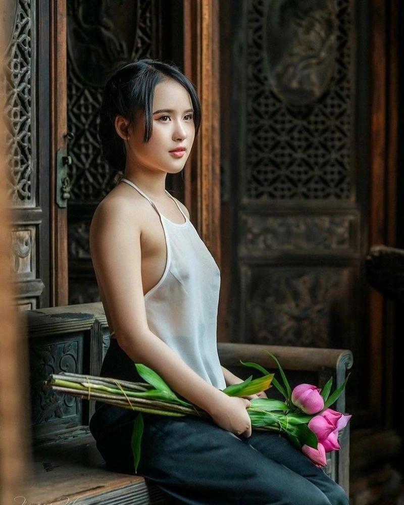 Hình ảnh cô gái diện áo yếm duyên dáng