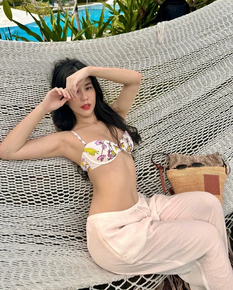 Hình ảnh diện đồ bơi khoe sắc vóc nuột nà đầy cuốn hút
