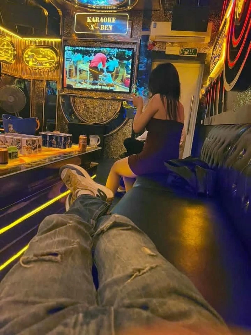 Hình ảnh gái karaoke chân thành nổi bật hài hòa