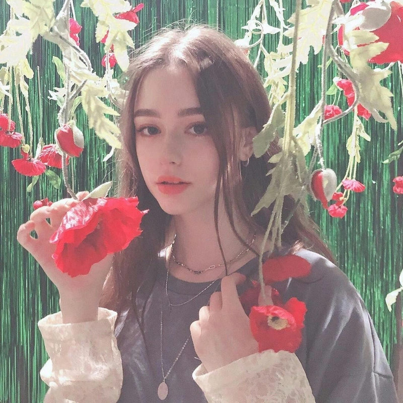 Hình ảnh gái xinh châu Âu dịu dàng nữ tính