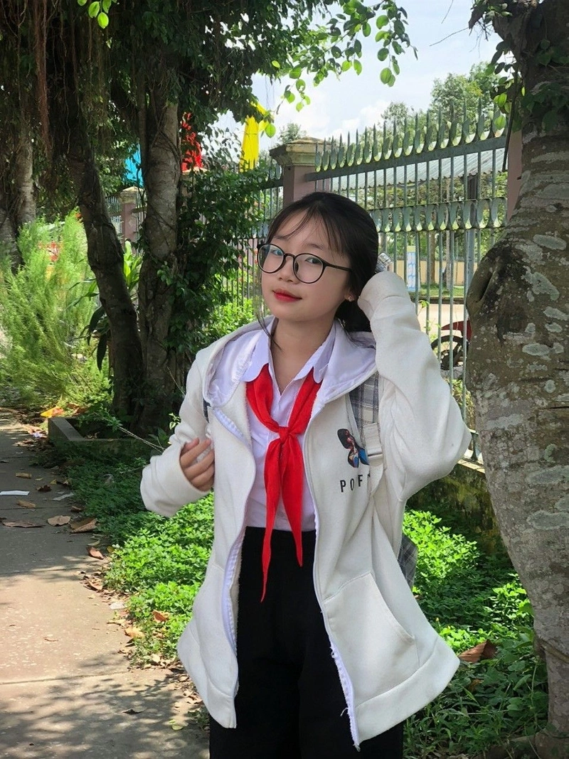 Hình ảnh nữ sinh lớp 7 thanh tú, dịu dàng