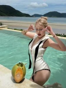 Hình bikini Lê Huyền Diệu quyến rũ thanh thoát