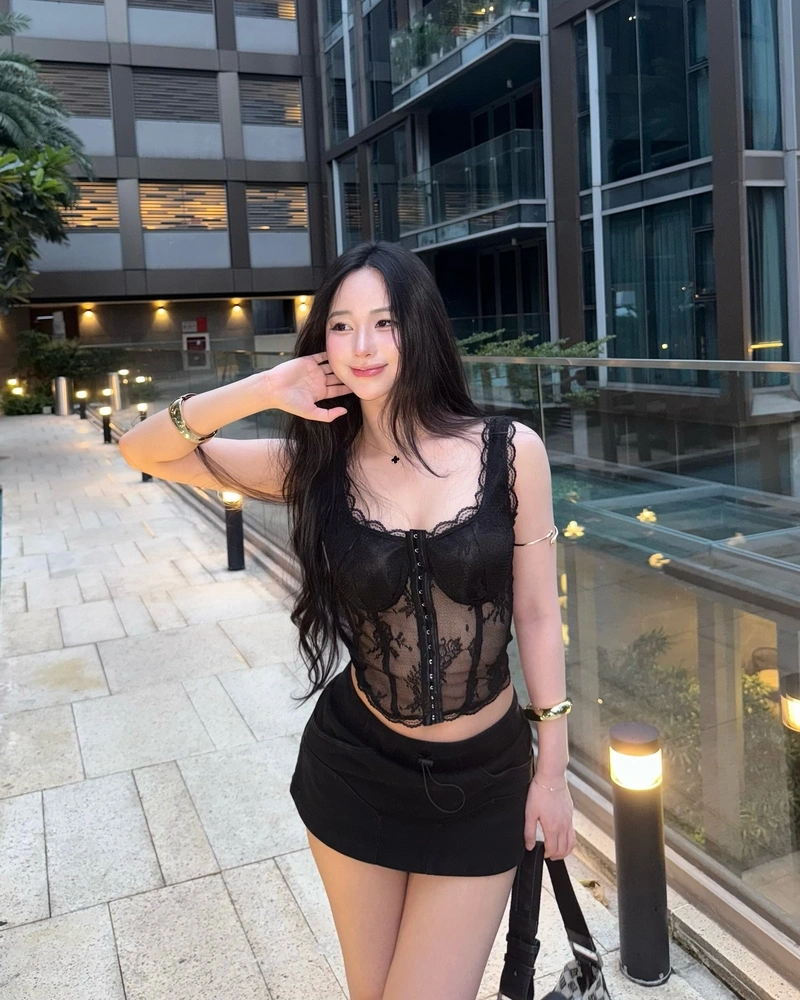 Hình bikini Uyên Ni trẻ trung năng động