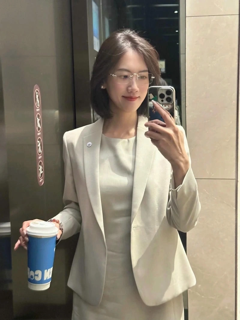 Hình cô gái công sở phong cách tinh tế