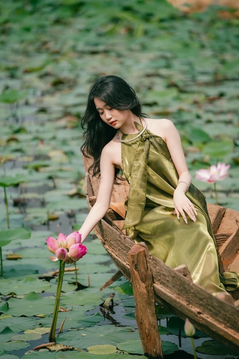 Hình cô gái xinh diện áo yếm nữ tính