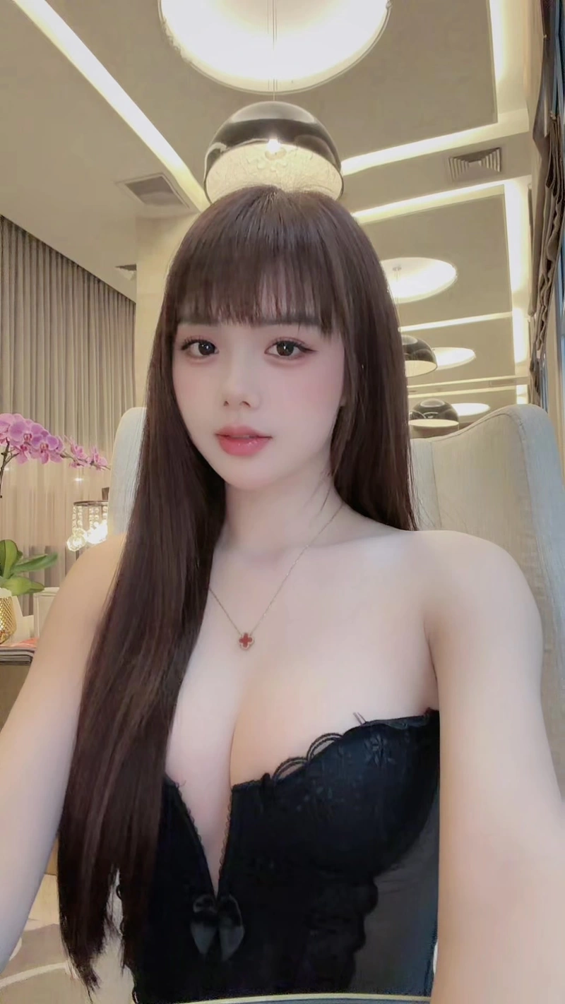Hình cô giáo Hương bikini sexy cuốn hút mọi ánh nhìn