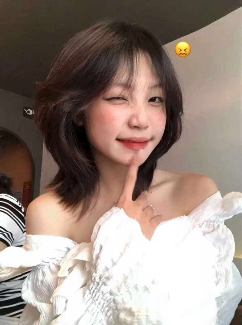 Hình gái 2k6 trẻ trung tươi tắn