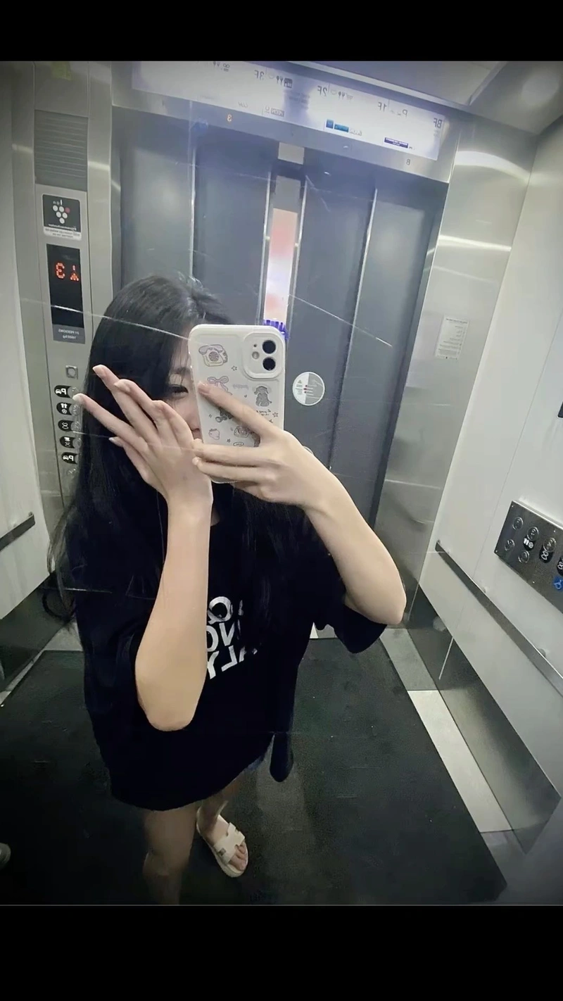 Hình gái che mặt bằng điện thoại dịu dàng nữ tính