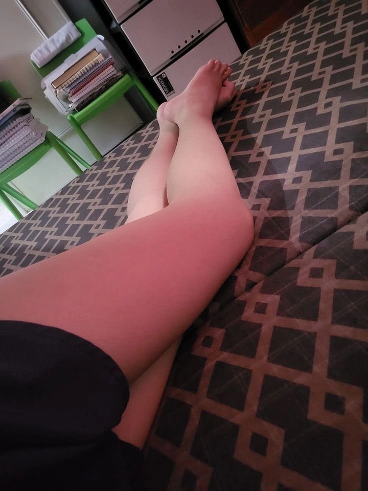 Hình gái đẹp đôi đùi mịn màng duyên dáng