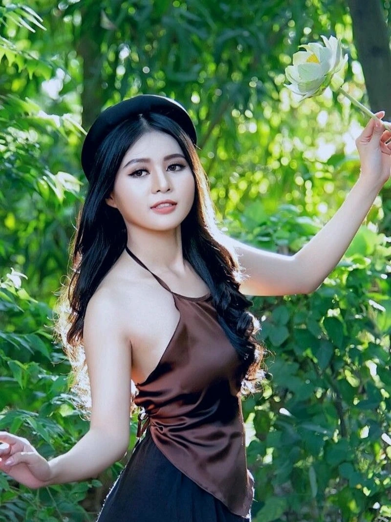 Hình gái trẻ mặc áo yếm đầy nữ tính