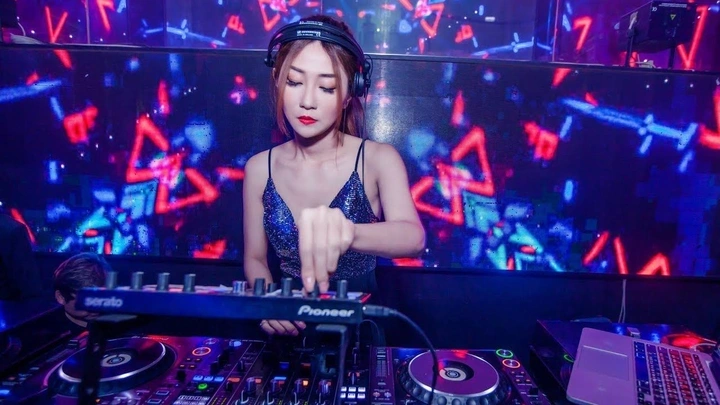Hình gái xinh đi bar nổi bật duyên dáng