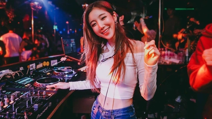 Hình gái xinh đi bar nổi bật kiêu sa
