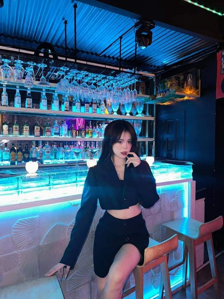 Hình gái xinh đi bar thanh tú quyến rũ