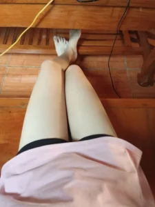 Hình gái xinh khoe đùi nõn nà cuốn hút