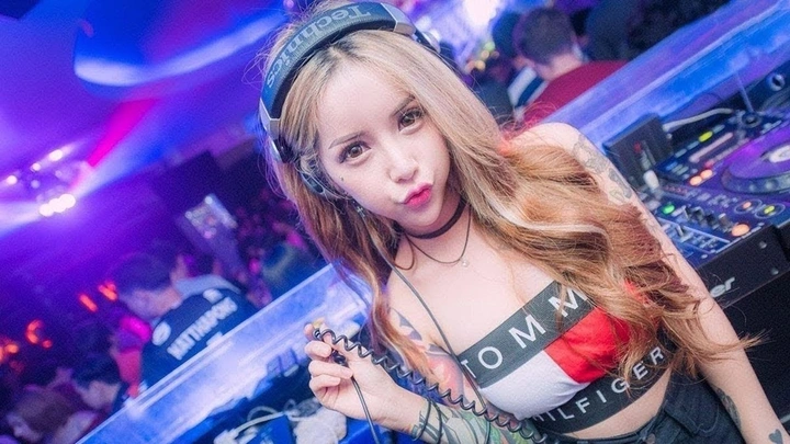 Hình gái xinh tại bar gợi cảm rạng ngời