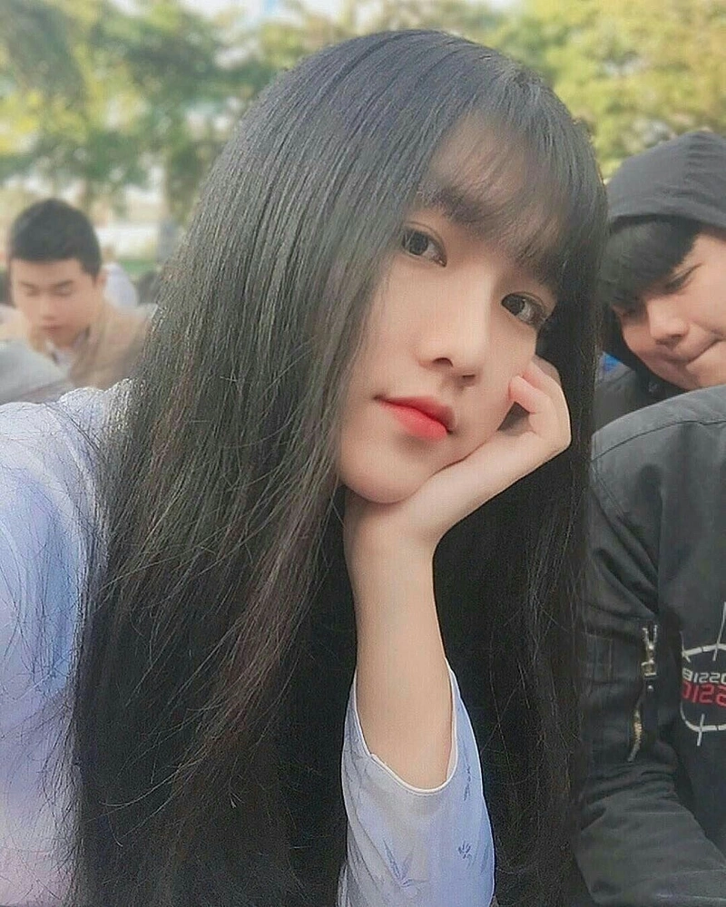 Hình gái xinh tóc dài rạng rỡ cuốn hút