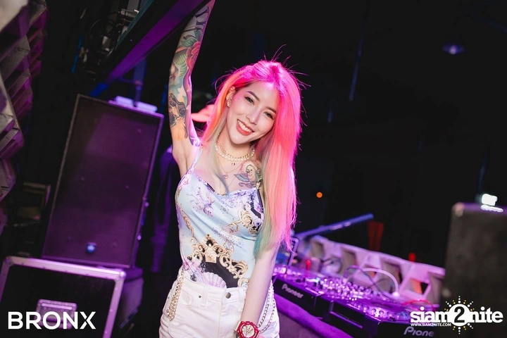 Hình gái xinh trong quán bar lôi cuốn sang trọng