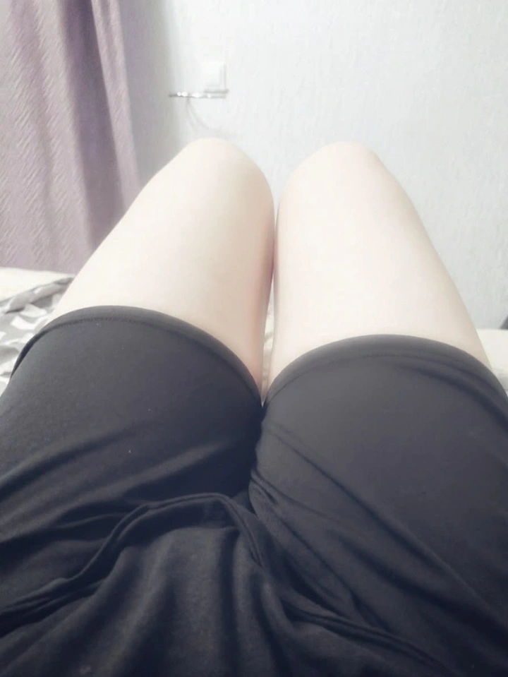 Hình gái xinh đùi nuột nà duyên dáng