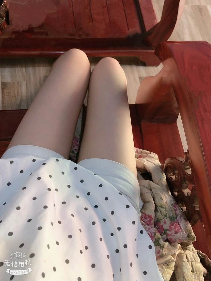 Hình gái xinh với đùi thon dài quyến rũ