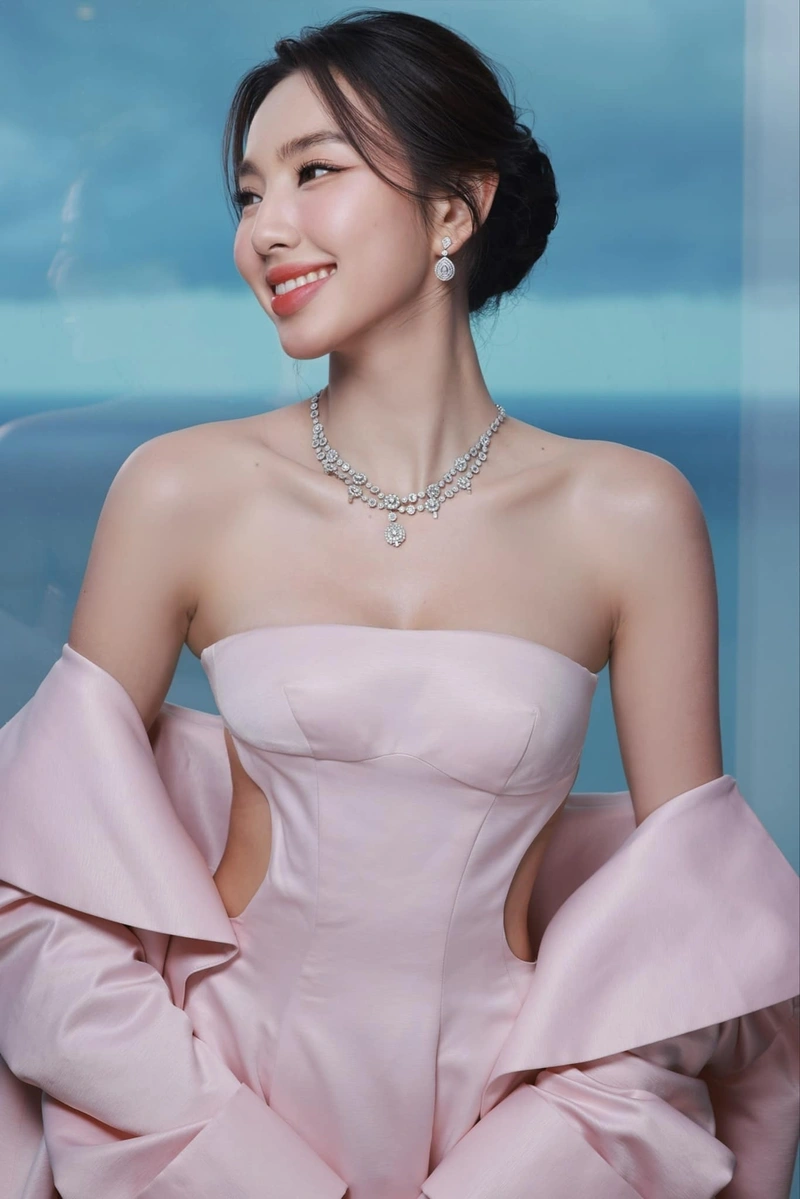 Hình hoa hậu Thùy Tiên bikini sexy vòng ba căng tròn