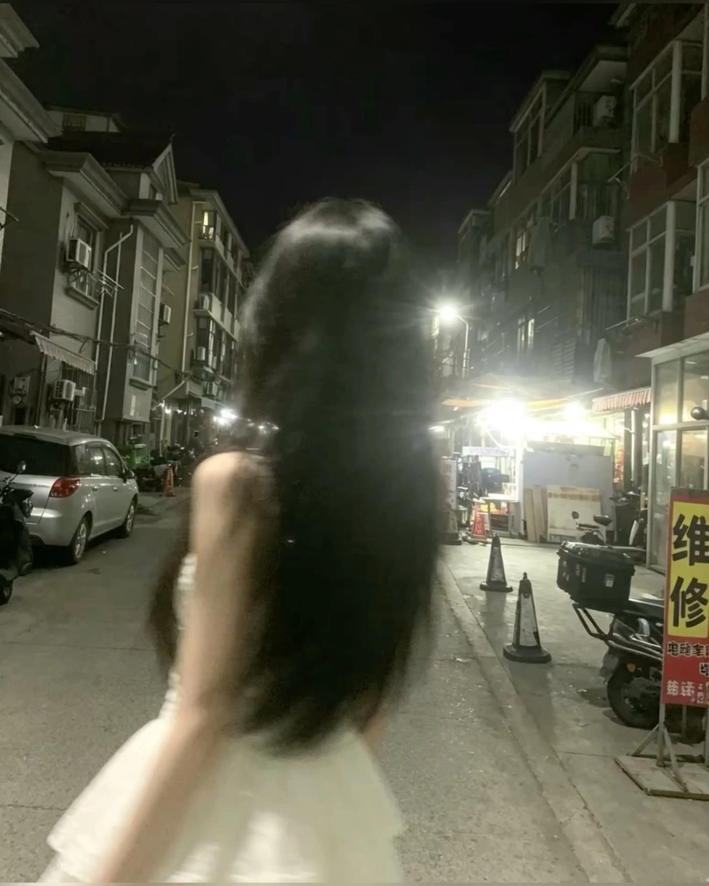 Hình nền cô gái quay lưng huyền ảo mê hoặc