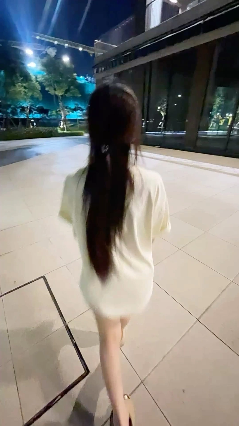 Hình nền cô gái quay lưng mơ màng lãng mạn
