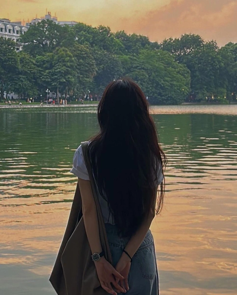 Hình nền cô gái quay lưng mộng mị nên thơ