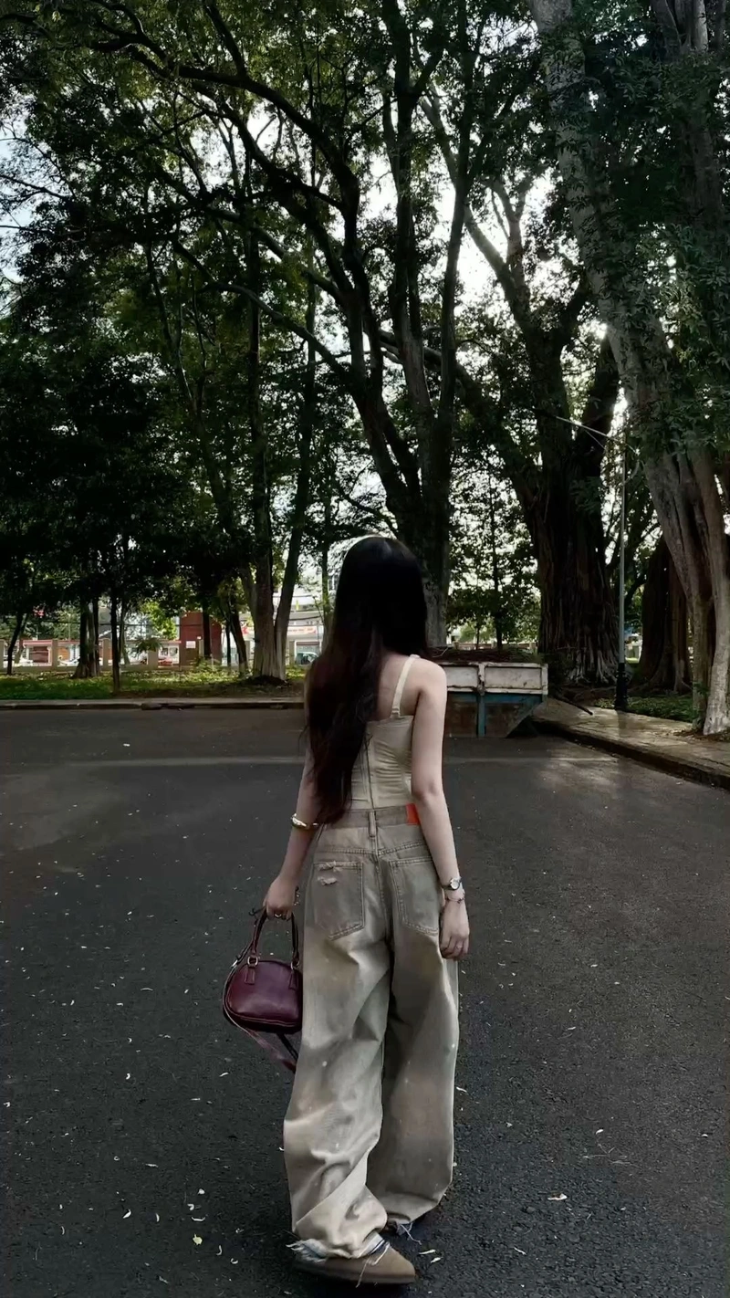 Hình nền cô gái quay lưng thanh thoát bí ẩn