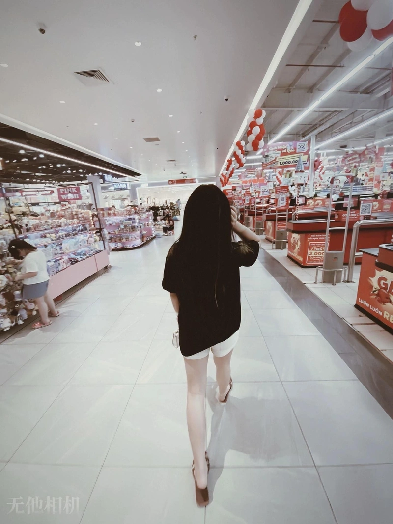 Hình nền cô gái quay lưng trầm mặc cuốn hút