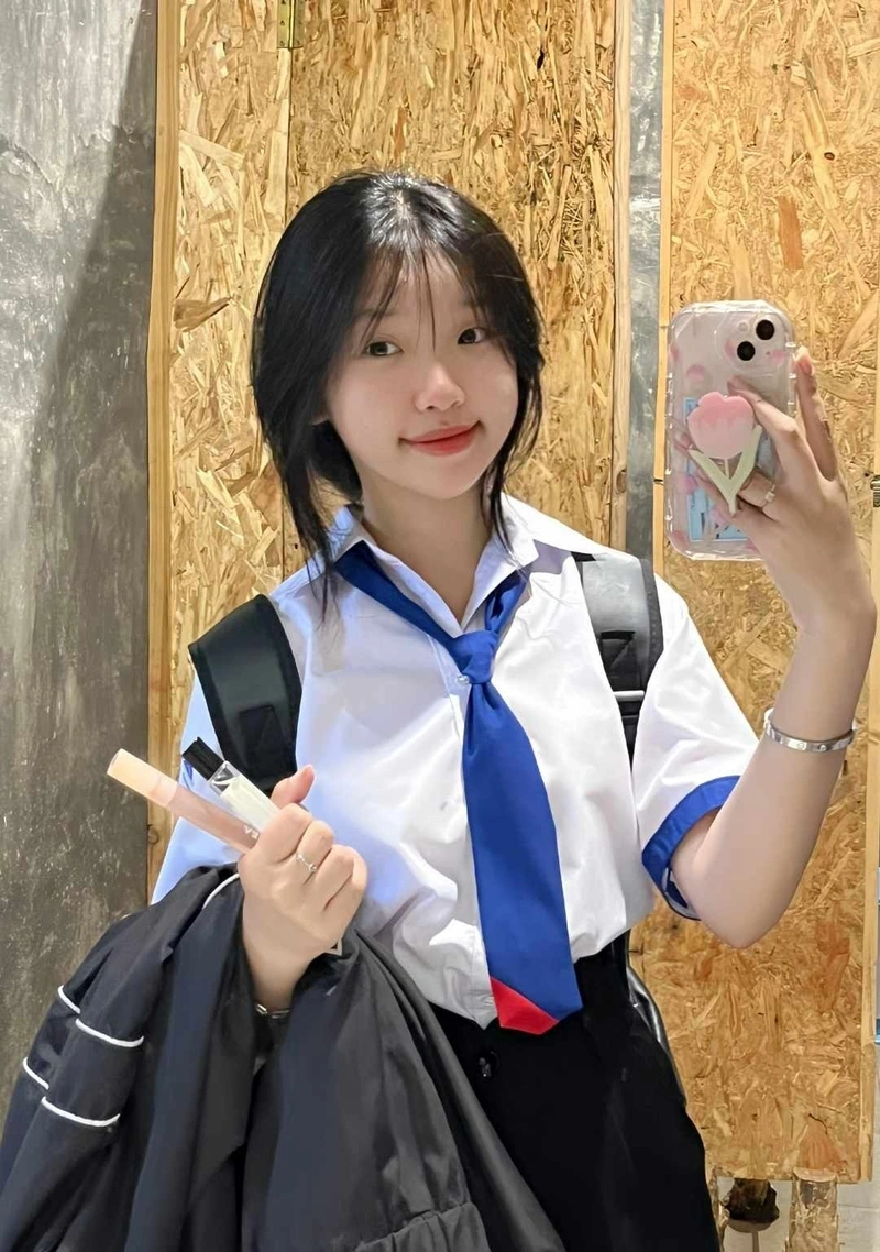 Hình nữ sinh lớp 6 dịu dàng trong sáng